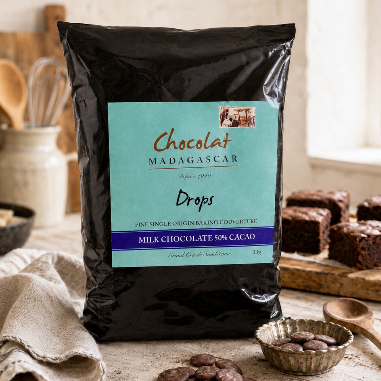 Chocolat Madagascar 50 % cocoa milk chocolate against a kitchen background